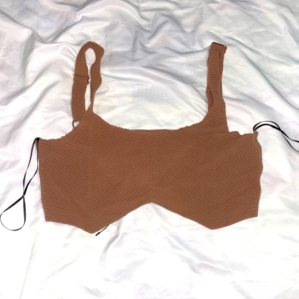 NWOT HERA Collection, Women's Crop Top, large Tan, V-Neck - Picture 2 of 3